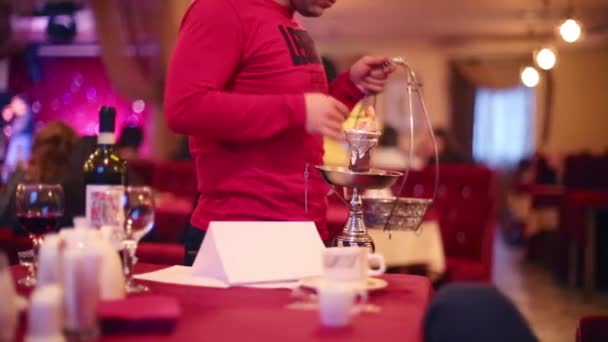 Mężczyzna ręce umieścić żar dla hookah w restauracja o filmy — Wideo stockowe