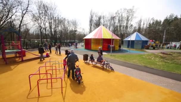 Niños con padres juegan en un parque infantil en Sokolniki — Vídeo de stock