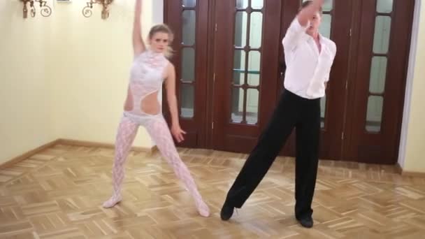 Danseuse tourbillonne partenaire, la met sur le sol et assis — Video