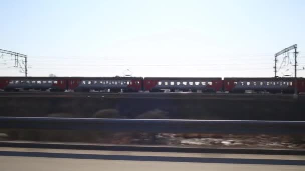 Passageiro trem cinza vai rápido no dia ensolarado da primavera — Vídeo de Stock
