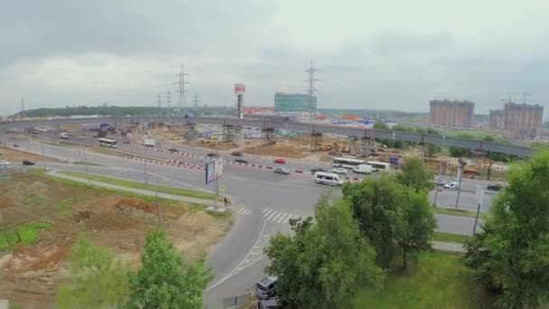 Üst geçit şantiyesi yakınındaki çevre yolunda ulaşım trafiği — Stok video