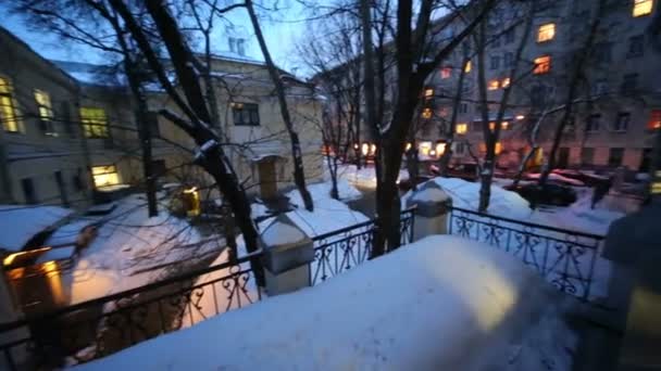 Vista del patio con troncos de árboles desnudos en los bancos de nieve — Vídeos de Stock