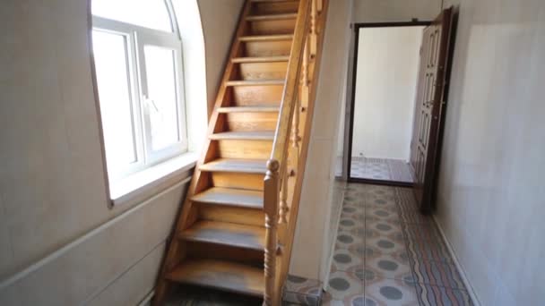 Bel escalier en bois vide dans un immeuble de bureaux moderne — Video