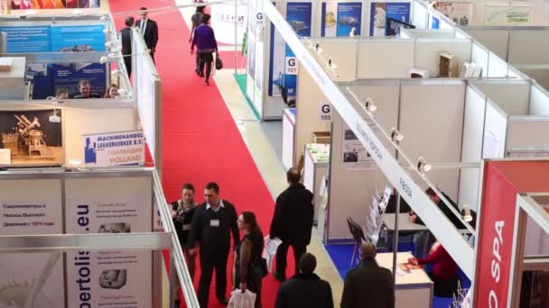 Filas de stands en la Feria Internacional de la Industria Láctea y de la Carne — Vídeo de stock