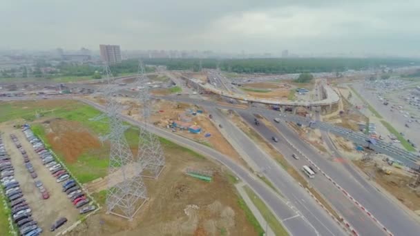 Paisaje urbano con sitio de construcción de paso elevado y tráfico — Vídeos de Stock