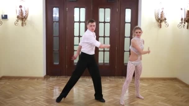 Paar dansen synchroon in de kamer naast de deur — Stockvideo