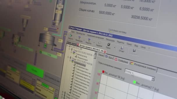 The program displays on computer monitor manufacturing process — Stock Video