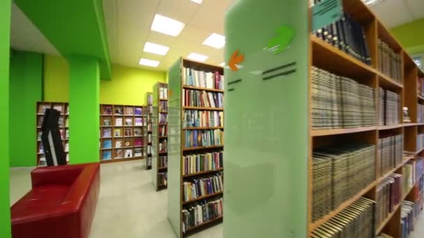 Rusya Devlet Gençlik Kütüphanesi'ndeki kitapraflarda birçok kitap — Stok video