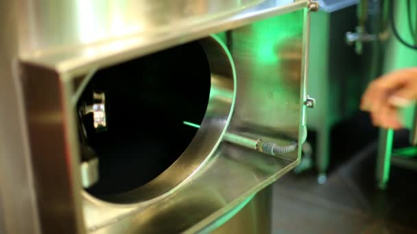公手在微型酿酒厂关闭垂直钢罐的盖子. — 图库视频影像