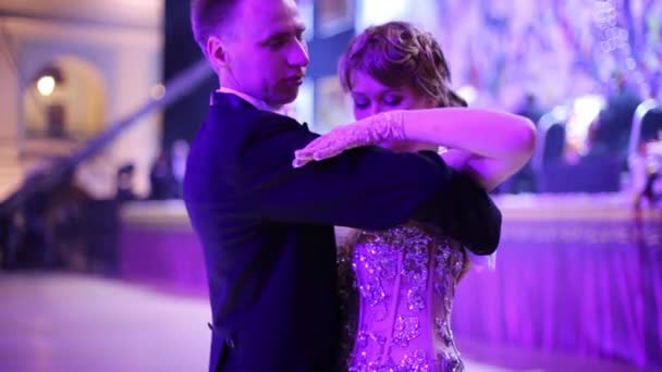 Beautiful couple in elegant dress takes position to waltz — Stock Video