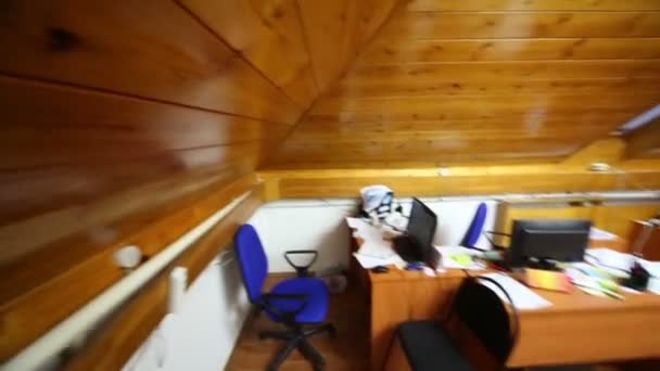 Kameran rör sig längs kontorsrum och sedan kommer ut genom fönstret — Stockvideo