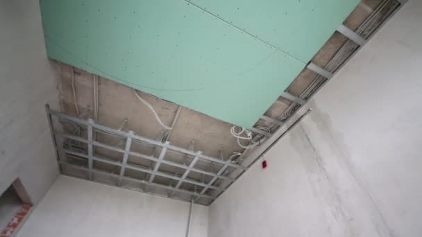 Cadre de plafond en profilé et plafond suspendu fini dans la pièce — Video