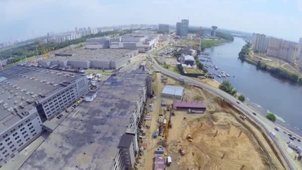 Cityscape z terenu budowy na brzegu rzeki w lecie — Wideo stockowe