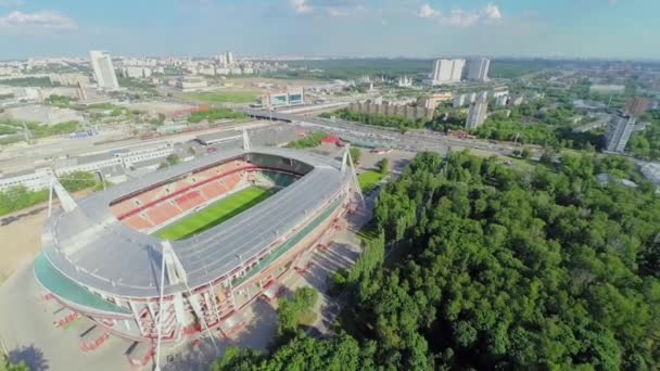 Townscape con el tráfico de la ciudad cerca de Locomotora arena deportiva — Vídeo de stock