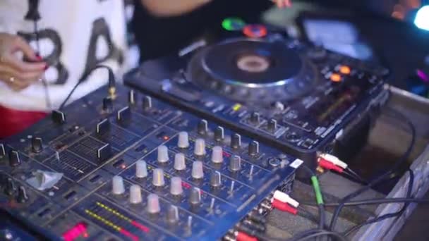 Ansikte DJ kvinna dansa bakom maskinen i nattklubb — Stockvideo