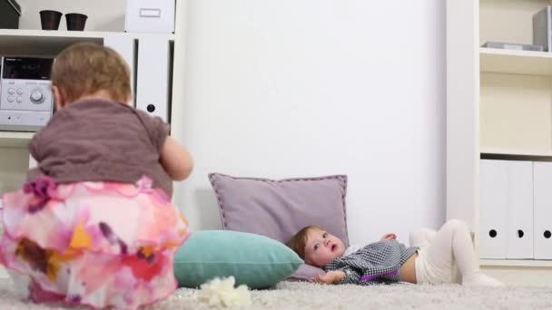 Klein meisje spelen met doos van kralen en haar vriend ligt op tapijt — Stockvideo