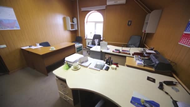 Bureaux modernes dans le grenier avec trois bureaux — Video