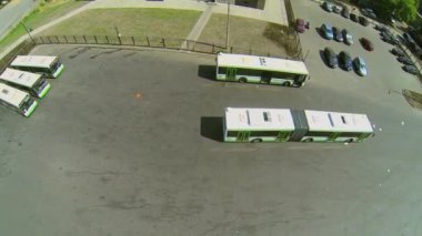 Baharda belediye ulaşım istasyonunda park etmiş çok sayıda otobüs