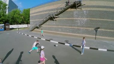 Çocuklar yolda top oynamak 