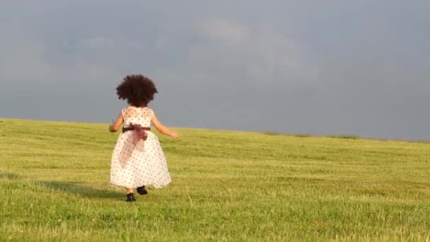 Back of little mulatto girl — Stock Video