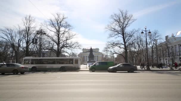 Traffico automobilistico su Nevsky Prospekt contro piazza Ostrovsky — Video Stock