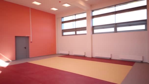 Sala giochi vuota con pareti rosa e finestra nella nuova scuola di gioco — Video Stock