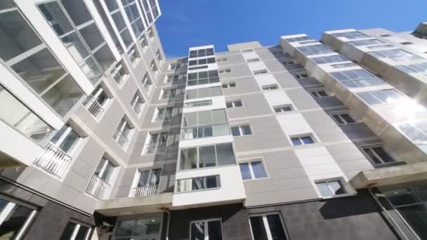 Fachada de nuevo edificio de seis pisos en complejo residencial — Vídeo de stock