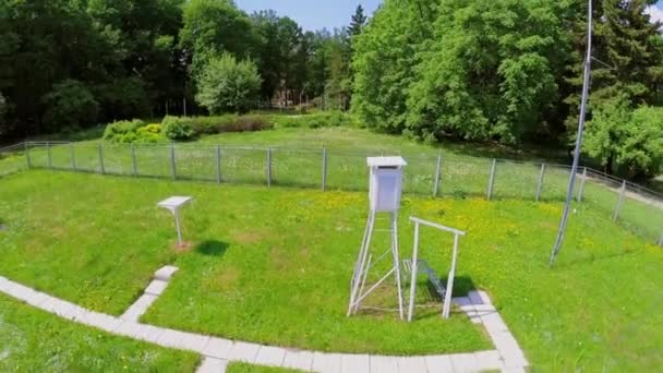Zone gazonnée clôturée avec équipement de mesure de la station météorologique 