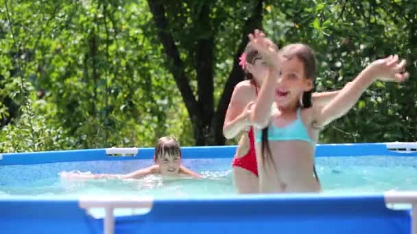 Kinder im Schwimmbad — Stockvideo