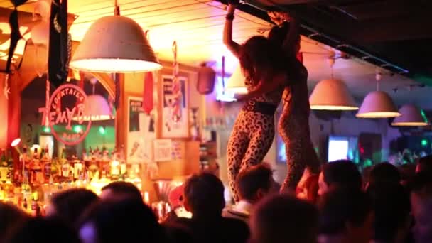 Dos chicas bailan en el bar — Vídeo de stock