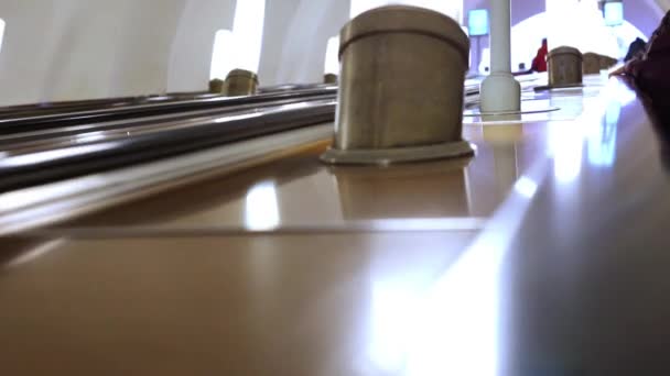 Menschen auf Rolltreppe in der U-Bahn. — Stockvideo