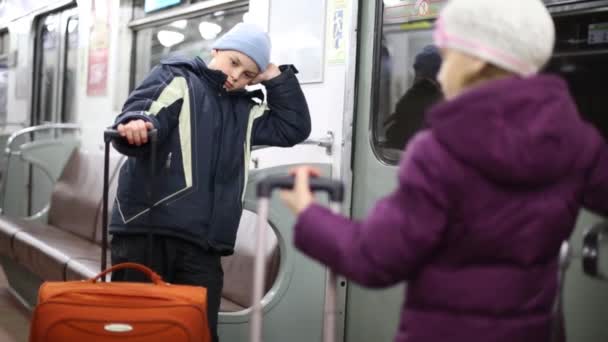 Menino e menina no trem do metrô — Vídeo de Stock