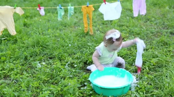 Bambino lava i vestiti — Video Stock