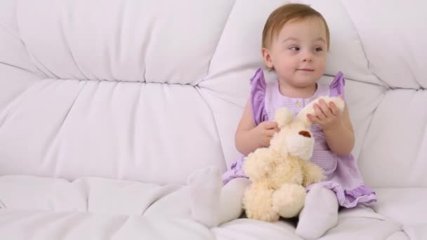 Маленька дитина з іграшкою — стокове відео