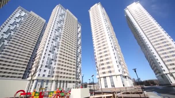 Edifícios residenciais multistoriados — Vídeo de Stock