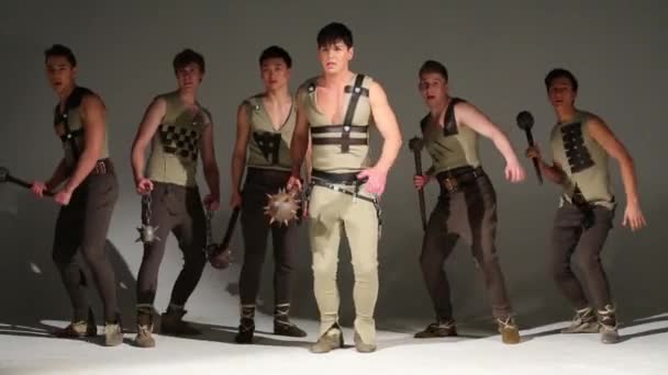 中世の狩猟の衣装の男性 — ストック動画