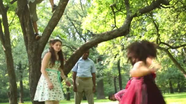 Familia feliz en el parque — Vídeos de Stock