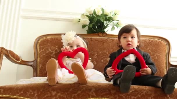 Діти з червоними іграшковими серцями — стокове відео