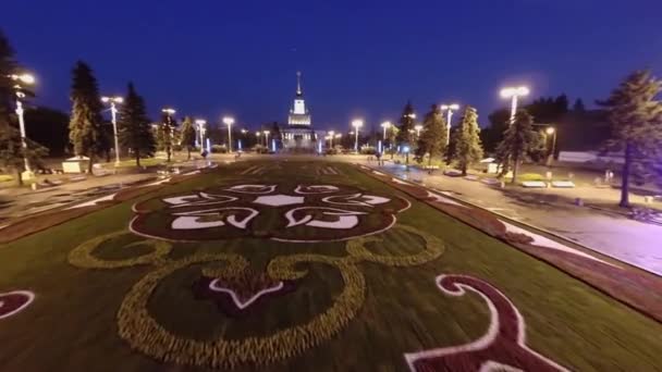 Gran macizo de flores cerca de plaza — Vídeos de Stock