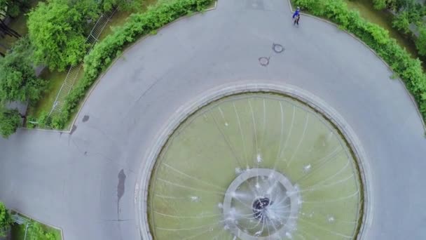 Люди ходят возле фонтана — стоковое видео
