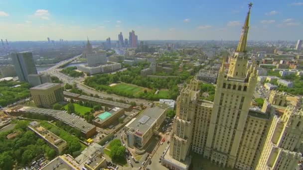 Stadsbild med bostaden skyskrapa — Stockvideo