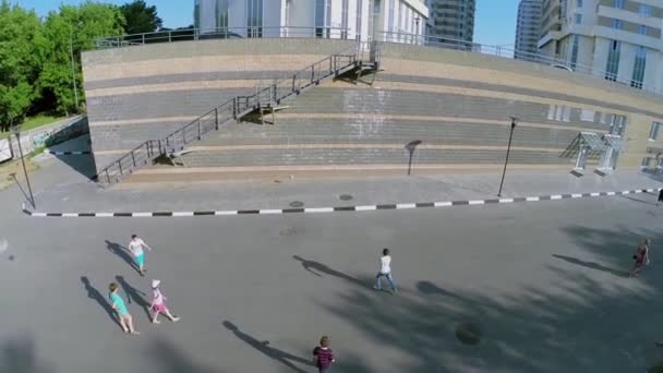 Barnen spelar boll på väg — Stockvideo
