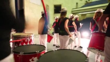 Sahne Alanı'nda müzik grubu