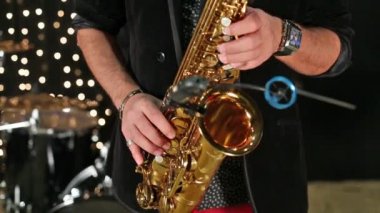 Eller saksofoncu oynarken saksafon.