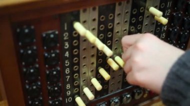 El eski tahta üzerinde teller bağlanır 