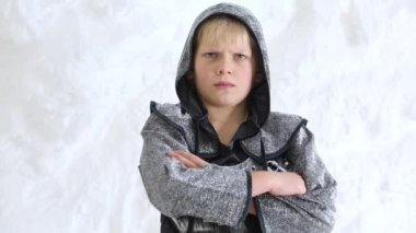 Viking Kostüm giymiş küçük çocuk 