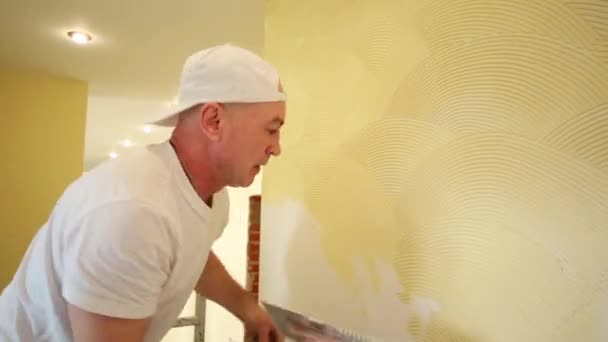 Plasterer applied with trowel decorative plaster — Stock Video