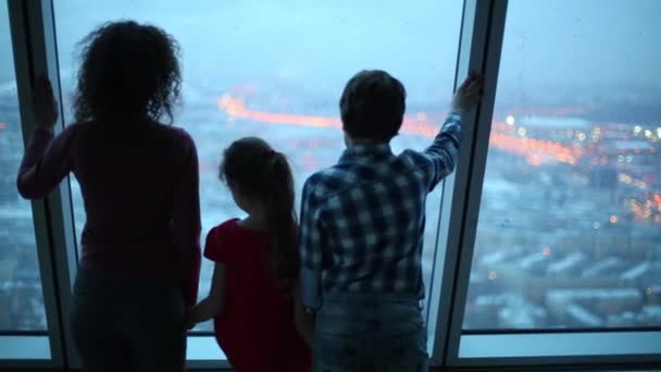 Madre con dos hijos mira la ciudad — Vídeo de stock