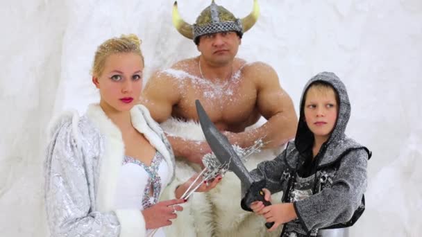 Viking família sob parede gelada — Vídeo de Stock