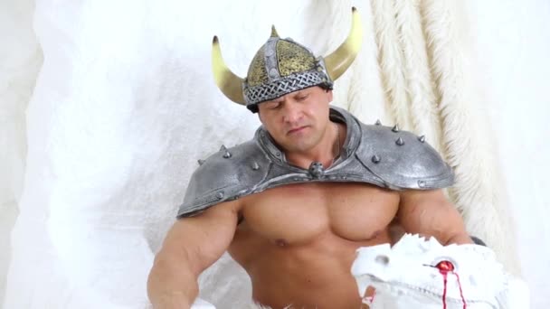 Gespierde man in viking kostuum met zwaard — Stockvideo